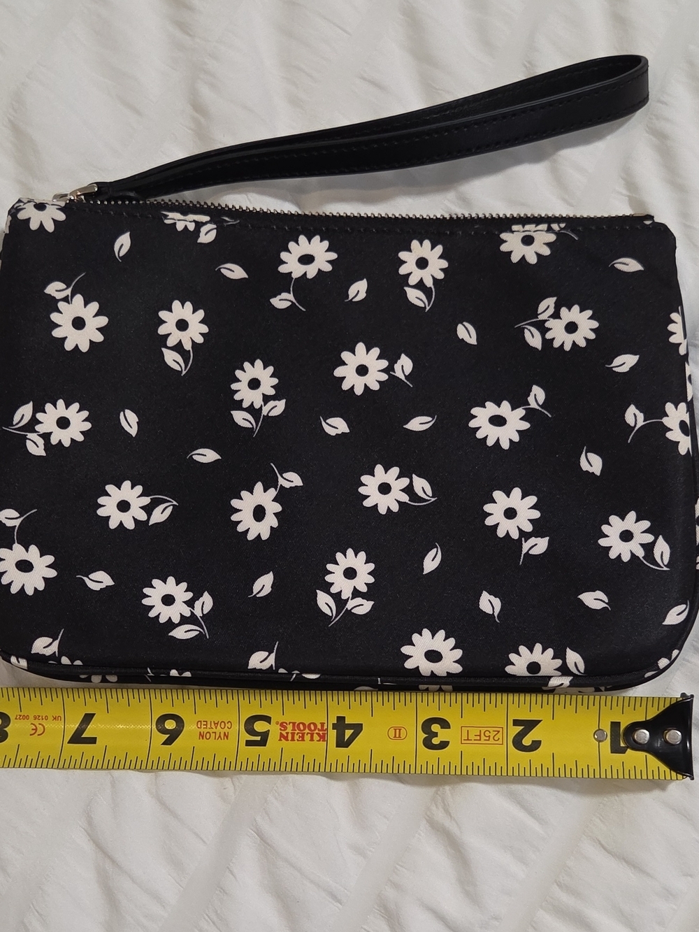 kate spade Black and White Daisy Zip Wristlet - Picture 4 of 10